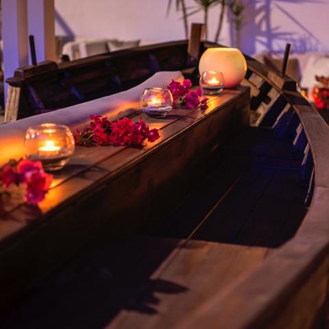 Velas y barco decorativo